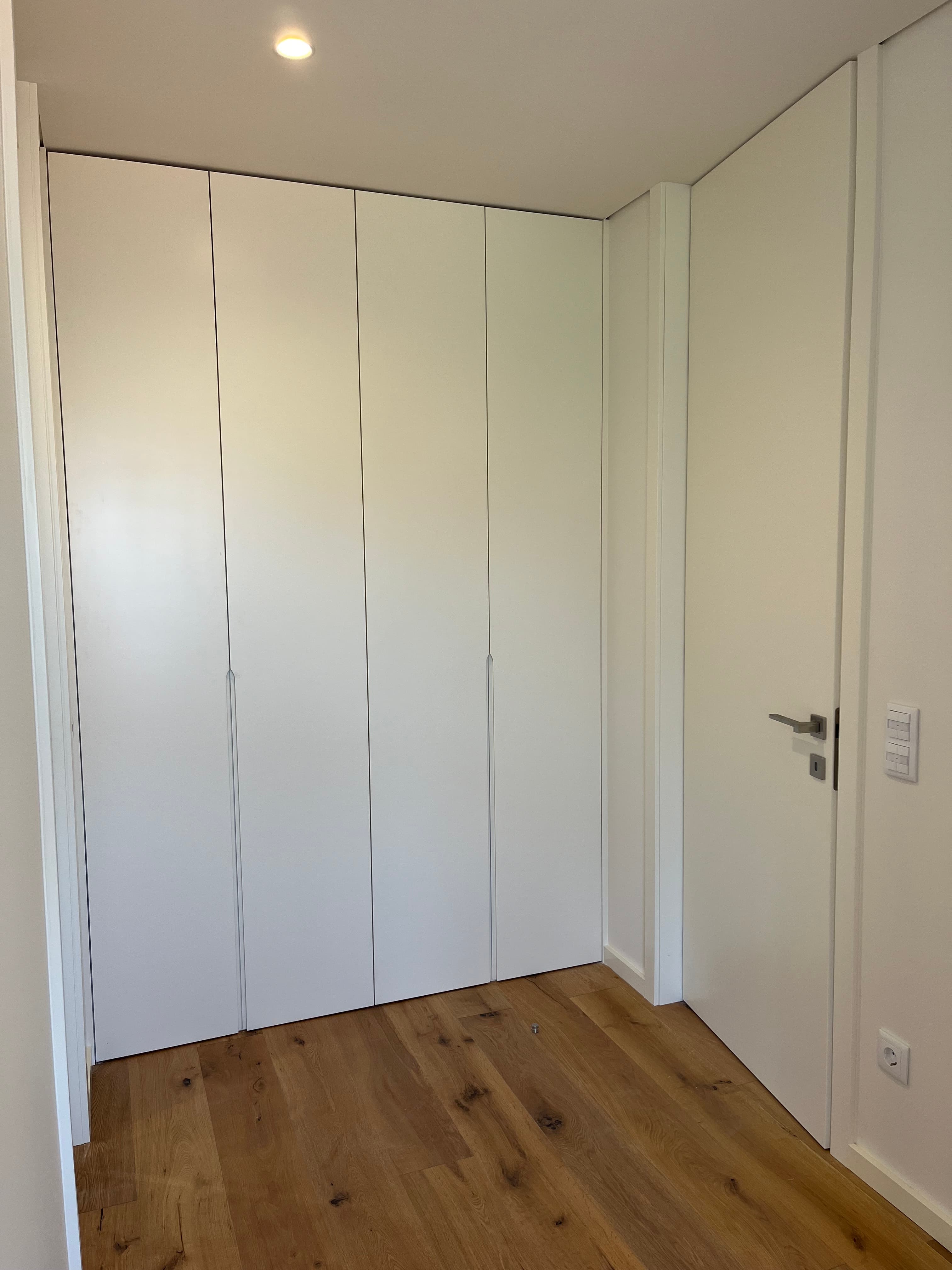 Roupeiro lacado a branco acetinado