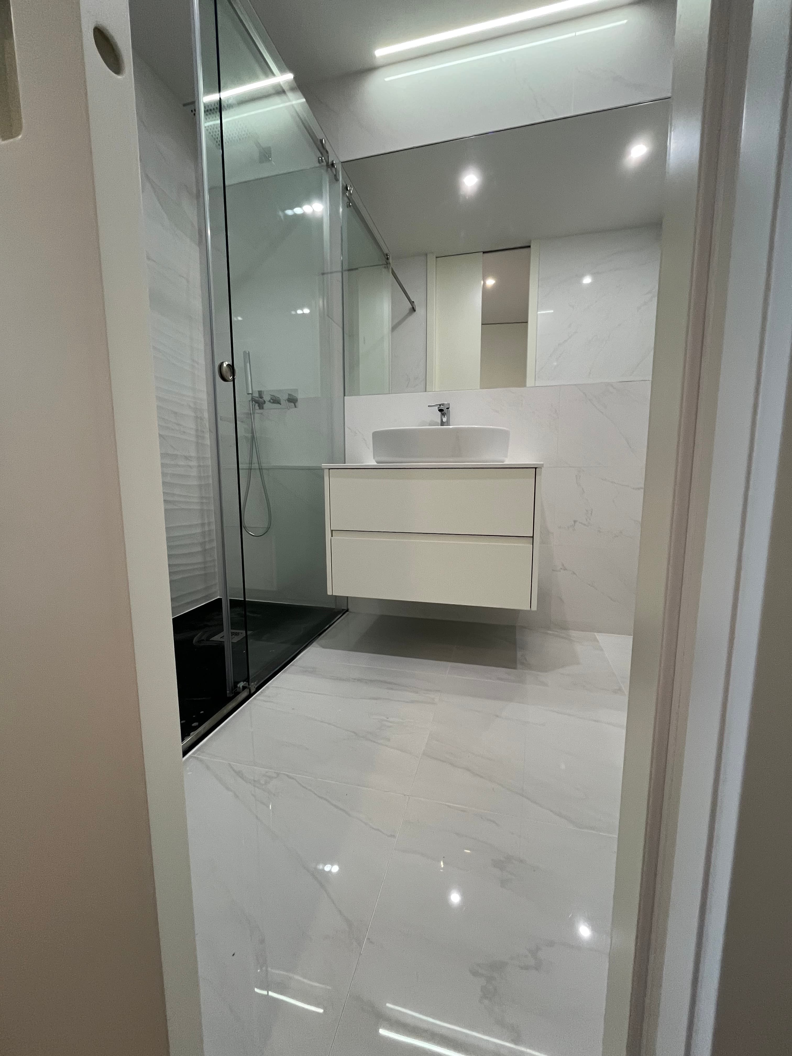 Móveis de casa de banho lacados a branco